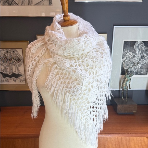 Elegant White Crochet Poncho shawl bohemian vibes large - Picture 5 of 5